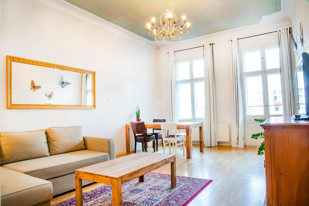 ein Wohnzimmer mit einem Sofa und einem Tisch in der Unterkunft Apartment Winsstr. 68 in Berlin
