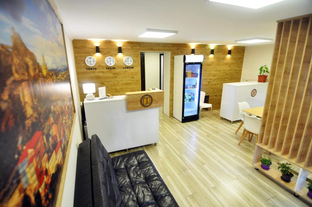 lobby biura z recepcją w obiekcie Light Hotel w mieście Tbilisi City