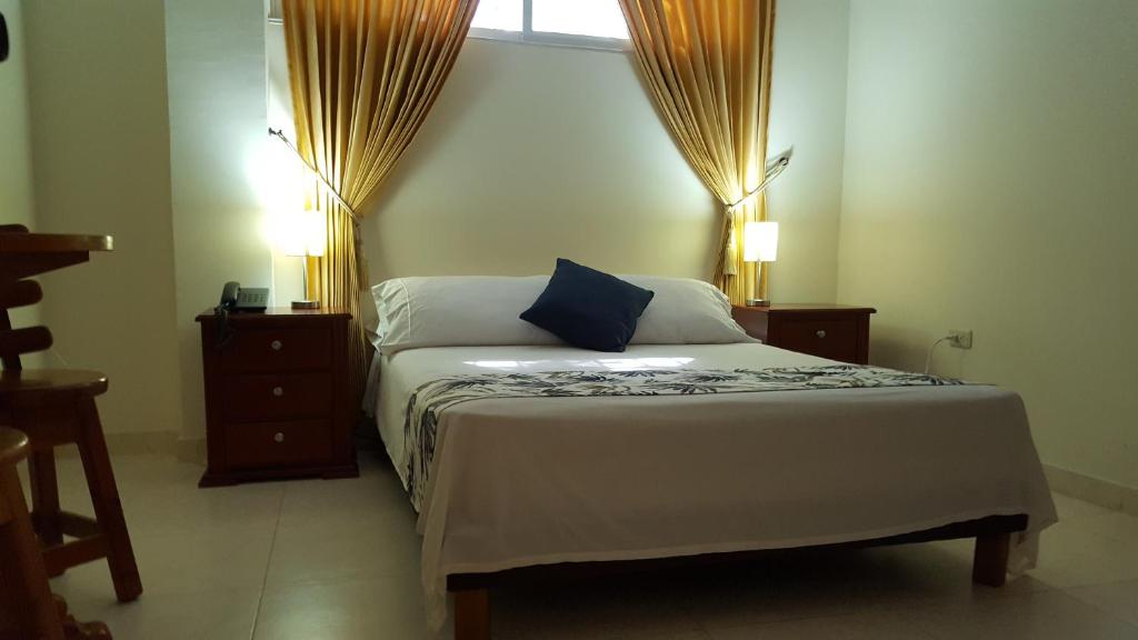 Postel nebo postele na pokoji v ubytování Hotel San Miguel Imperial