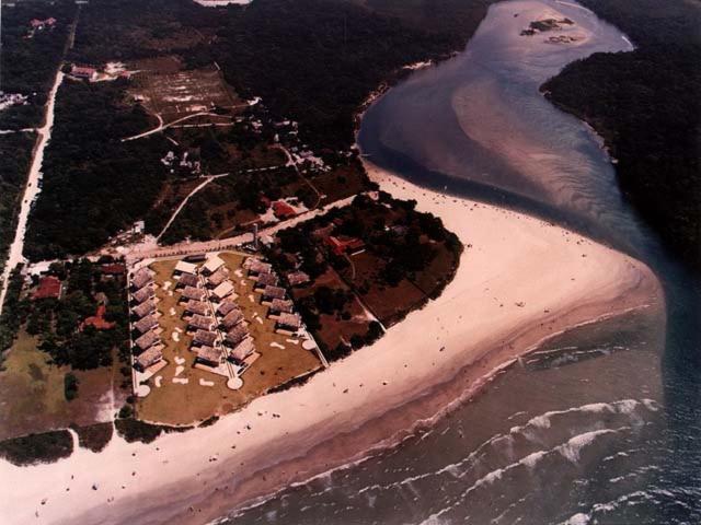 an aerial view of a beach and the ocean at Casa em condomínio fechado de frente para o mar e ao lado do rio in Praia Guaratuba