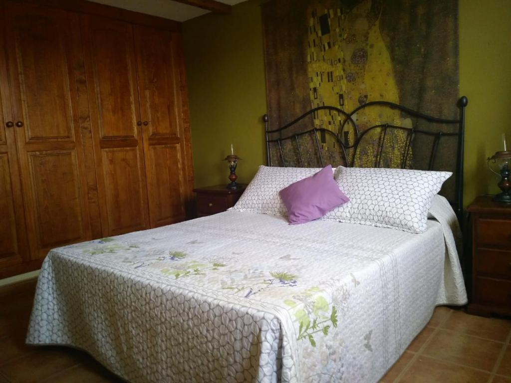 - un lit avec un oreiller violet dans l'établissement Casa Daniel, à Costa Teguise