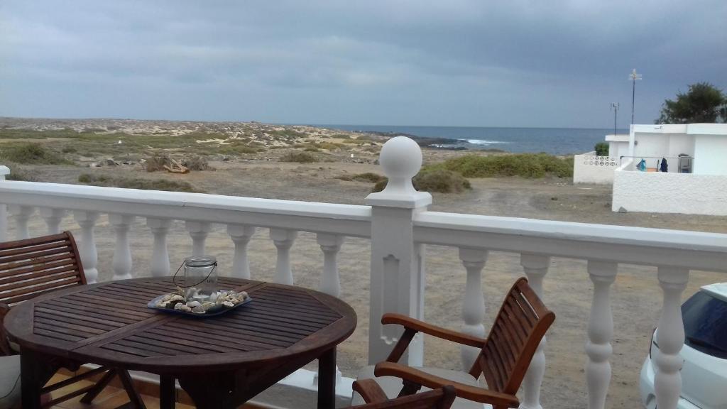 テギセにあるCasa Frascaのテーブルと椅子、海の景色を望むバルコニー
