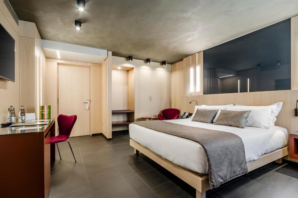 a hotel room with a bed, table, and chairs at Hotel Metropolis in Andorra la Vella