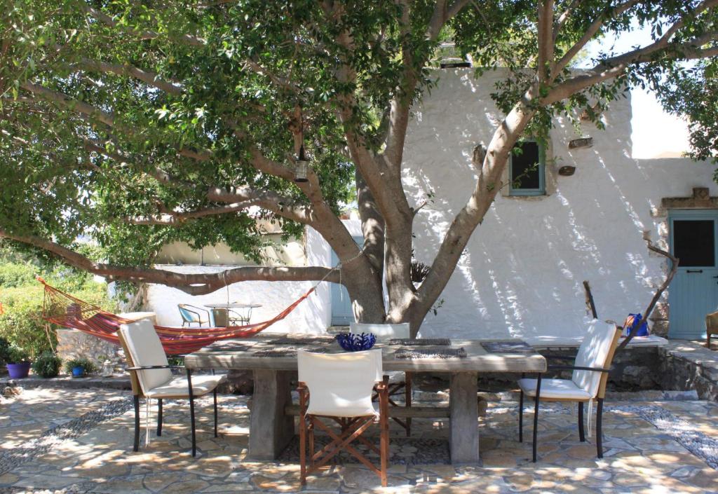 アリンダにあるCharming Leros Hideaway | Serenity & Privacyの木の下のピクニックテーブルと椅子