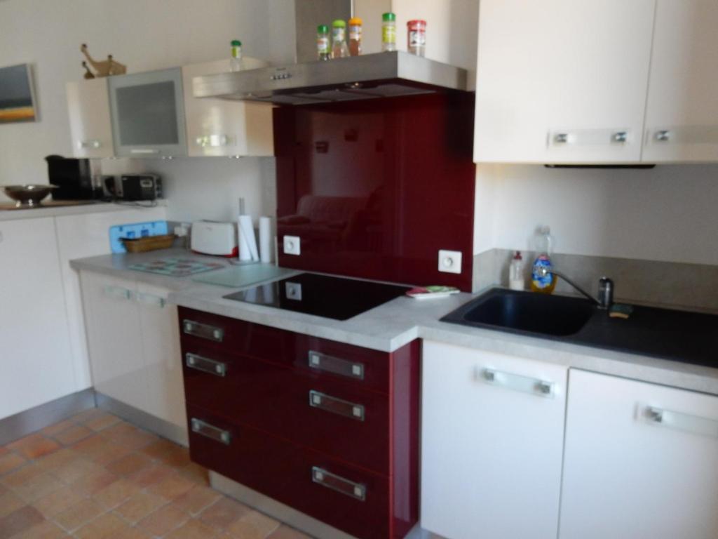 Kuchyň nebo kuchyňský kout v ubytování Appartement a dinard