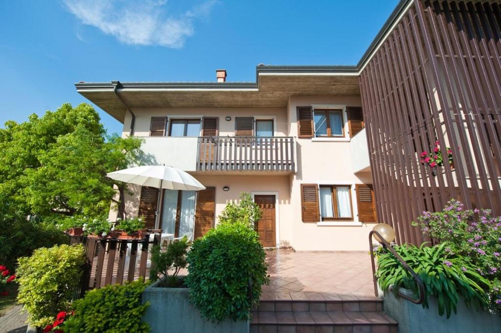 een huis met een paraplu ervoor bij Casa Martinelli in Nago-Torbole