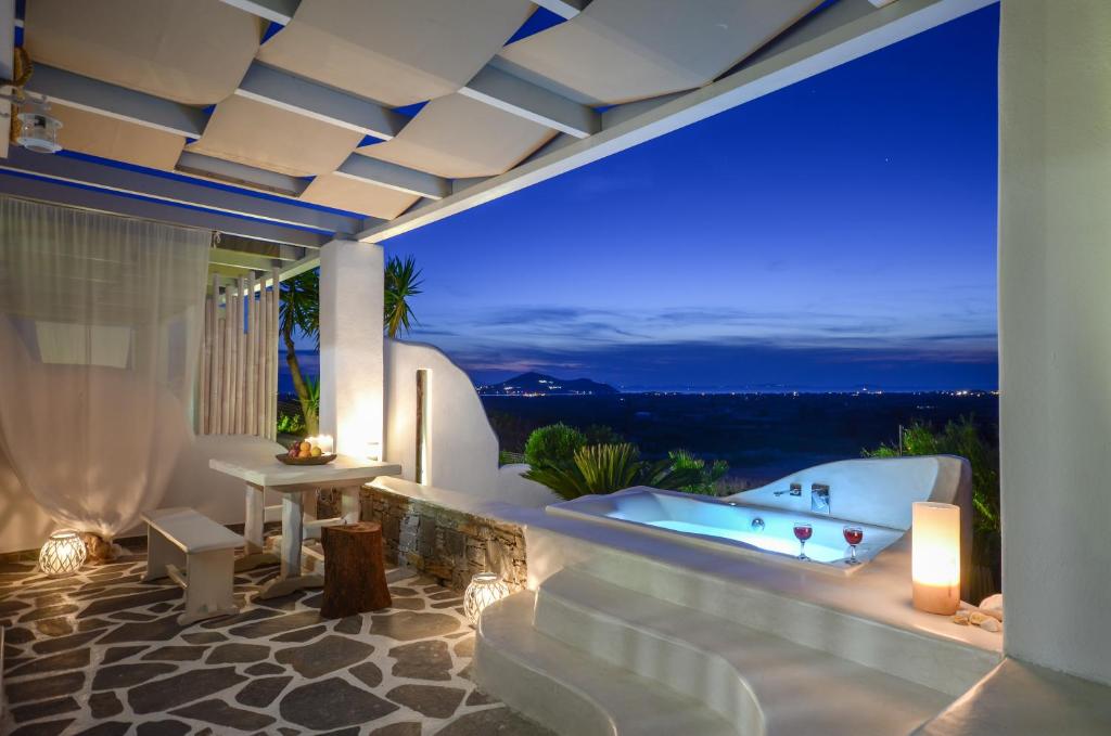 Villa con bañera en el balcón por la noche en Naxos Villa Bella Vista en Glinado Naxos