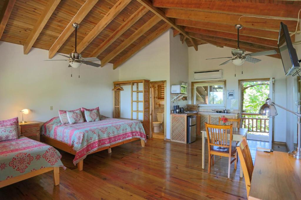 Postel nebo postele na pokoji v ubytování Hotel Posada Seremein ,West Bay ,Roatan