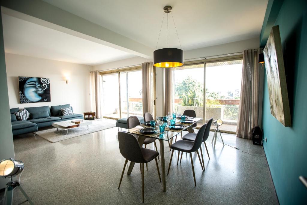 een woonkamer met een eettafel en stoelen bij Balima Minaret Suites in Rabat