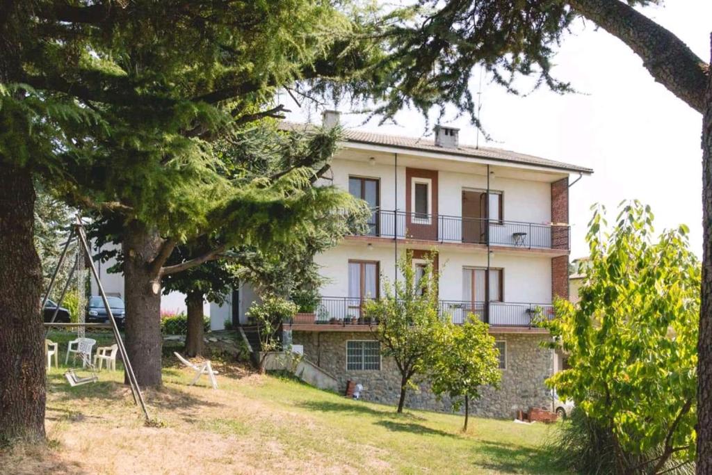 uma casa grande com árvores em frente em Casa T Bed and Breakfast & Home Restaurant em Tagliolo Monferrato