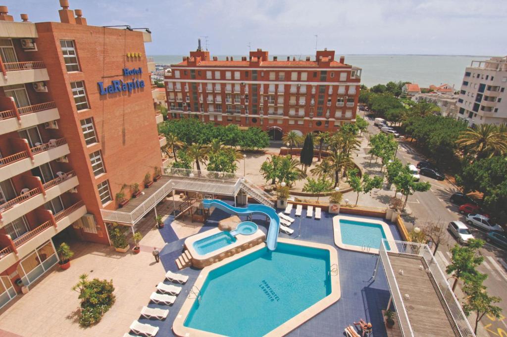 an aerial view of a hotel with a swimming pool at Hotel La Rápita in Sant Carles de la Ràpita