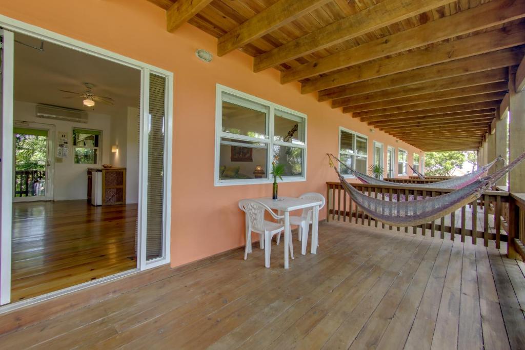 Rõdu või terrass majutusasutuses Hotel Posada Las Orquídeas,West End