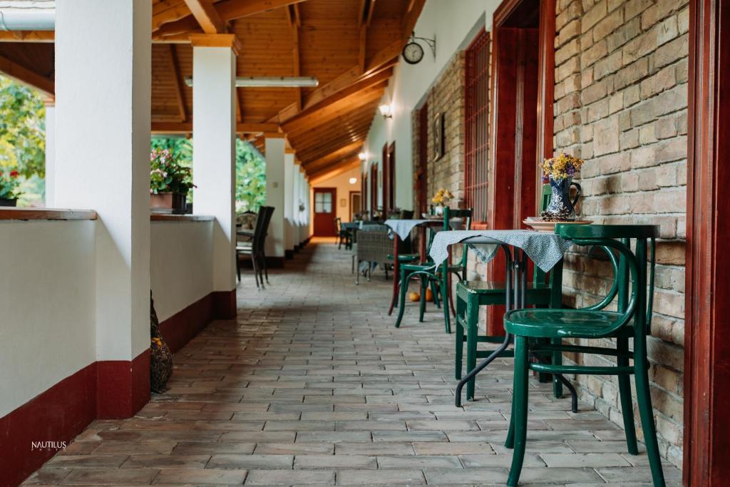 オロシュハーザにあるRigó Vendégház és Rendezvényteremの表椅子付きのレストランの廊下