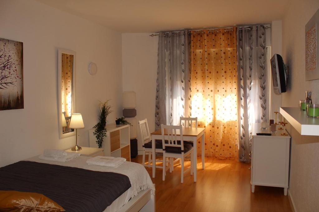 una camera con letto, tavolo e scrivania di Resitur Luxury Suit 2 a Siviglia
