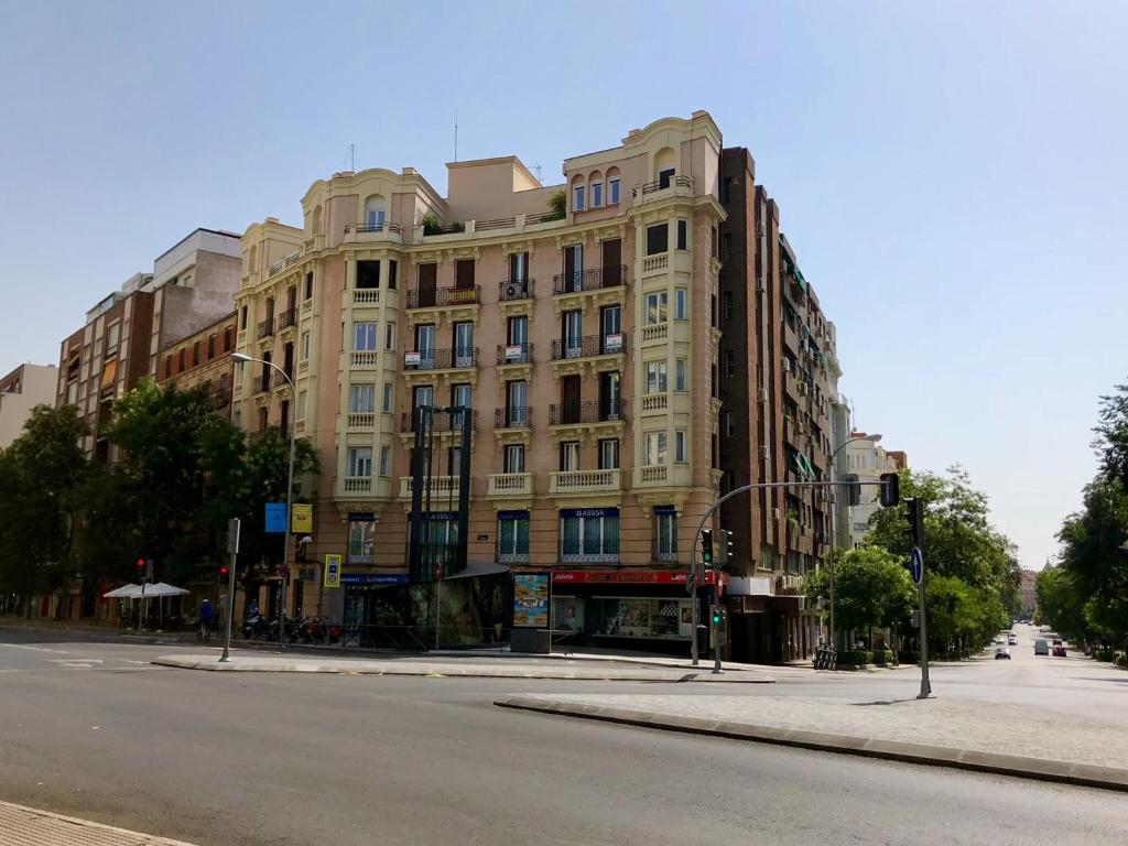 un grand bâtiment au coin d'une rue dans l'établissement Hostal Nersan2, à Madrid