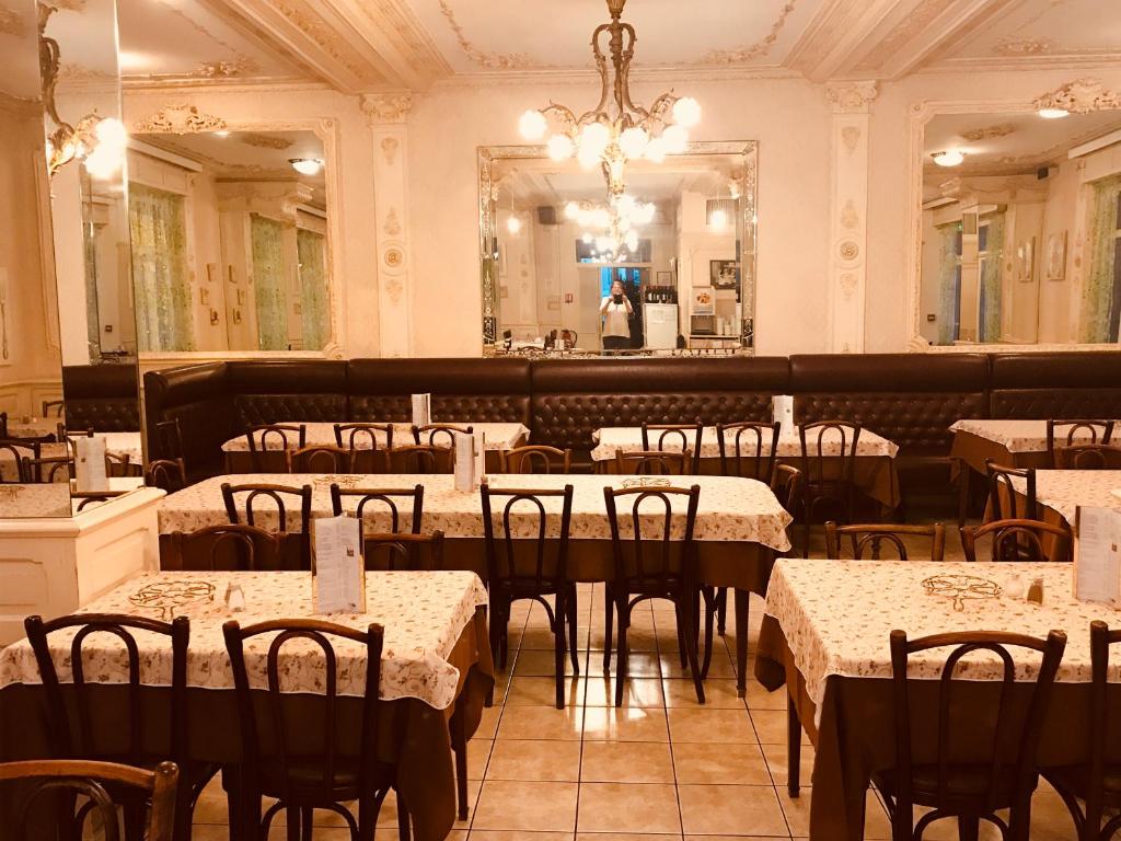 Restaurace v ubytování Hôtel Myosotis