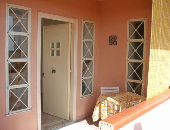 Habitación con puerta y habitación con cama en Lampedusa Vi attende en Lampedusa