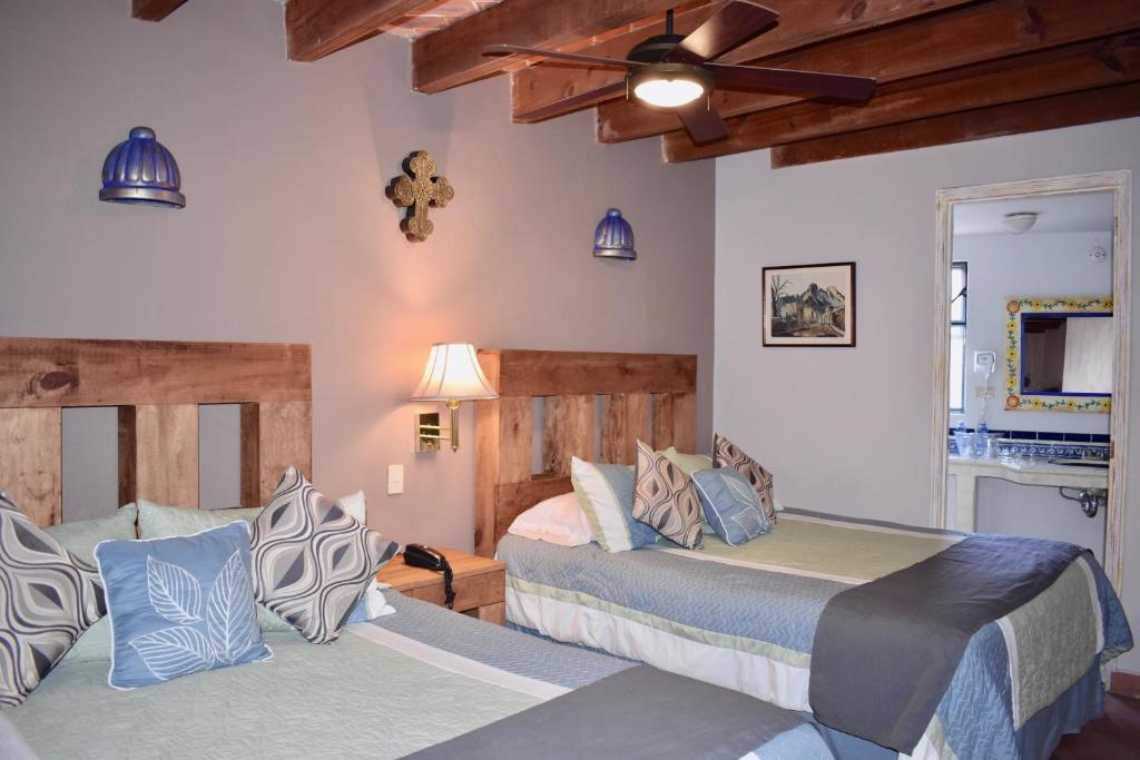 Postel nebo postele na pokoji v ubytování Hotel Ana Catalina and Suites