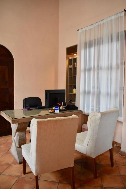 TV a/nebo společenská místnost v ubytování Hotel Ana Catalina and Suites