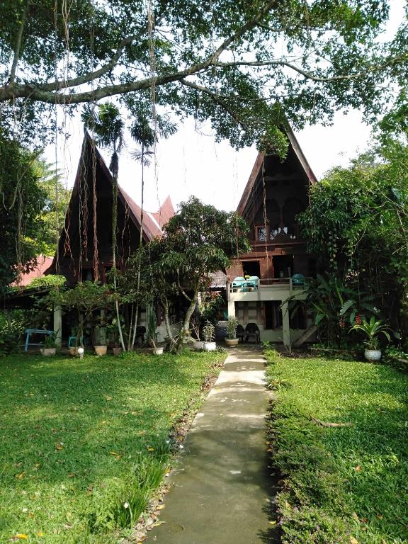 a path in front of a house at Bagus Bay Homestay in Tuktuk Siadong