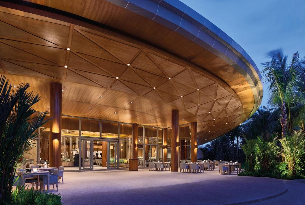 Restaurace v ubytování Splash Beach Resort, Maikhao Phuket