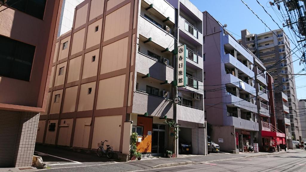 una calle urbana vacía con edificios altos en Kasuga Ryokan, en Hiroshima