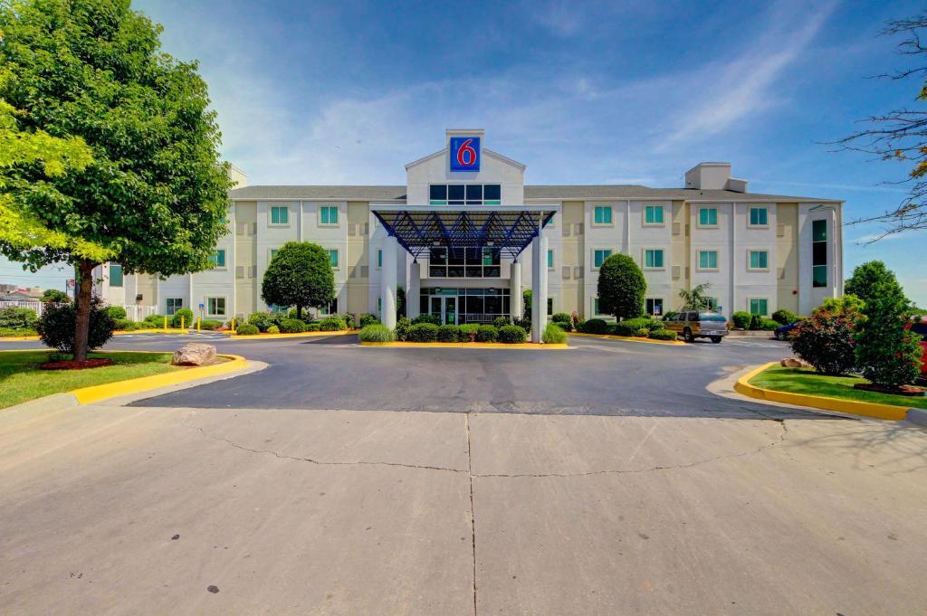 un gran edificio con un estacionamiento delante de él en Motel 6-El Reno, OK en El Reno