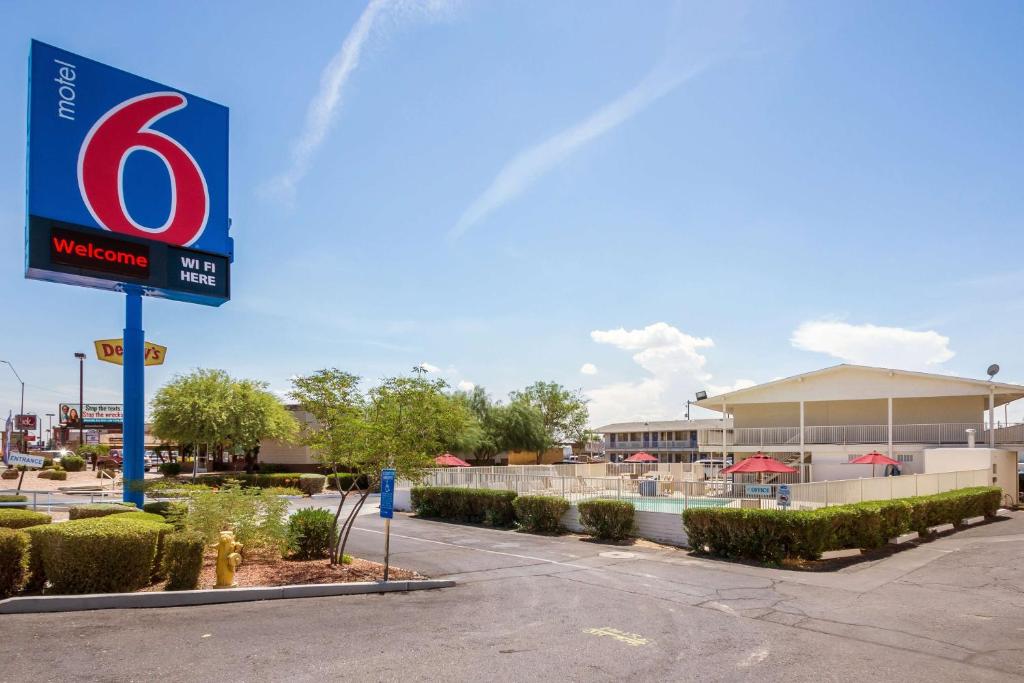 un panneau indiquant une station-service de watson dans un parking dans l'établissement Motel 6-Youngtown, AZ - Phoenix - Sun City, à Youngtown