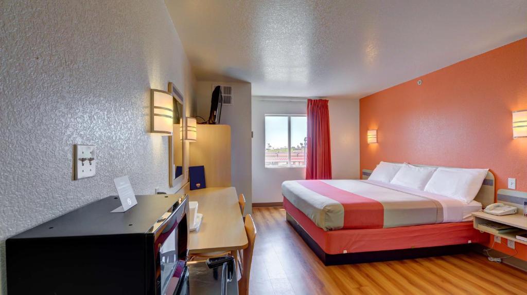 Ένα ή περισσότερα κρεβάτια σε δωμάτιο στο Motel 6-El Reno, OK