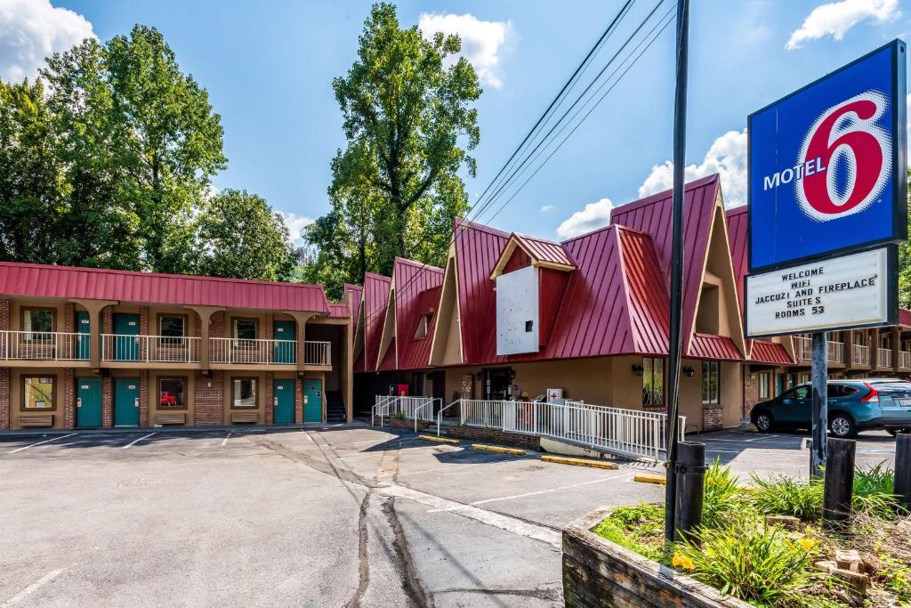 una señal de motel frente a un estacionamiento en Motel 6-Gatlinburg, TN - Smoky Mountains, en Gatlinburg