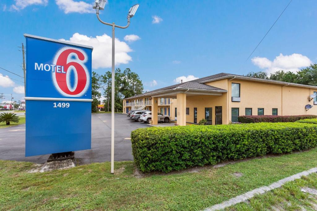 un cartello di un motel di fronte a un edificio di Motel 6-Macclenny, FL a Macclenny