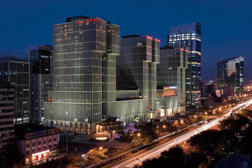 vistas a una ciudad por la noche con edificios en Wanda Vista Beijing, en Beijing