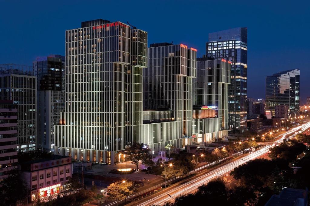 Una vista de una ciudad de noche con edificios. en Wanda Vista Beijing, en Beijing