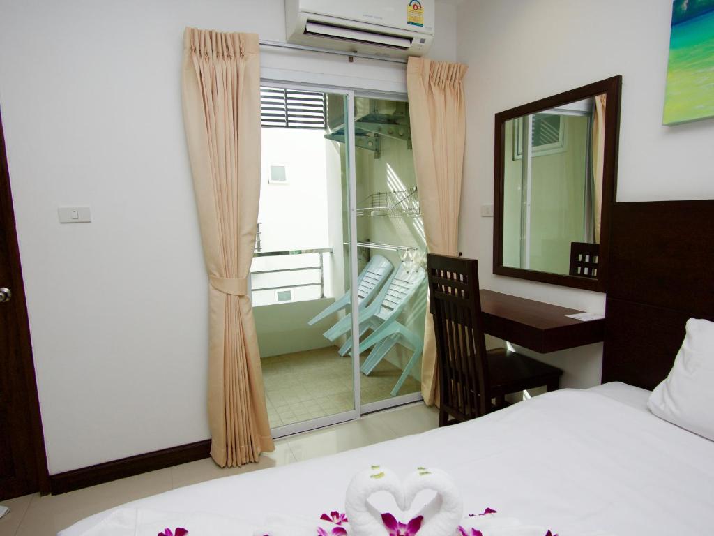 Postel nebo postele na pokoji v ubytování Q Victory Patong Hotel