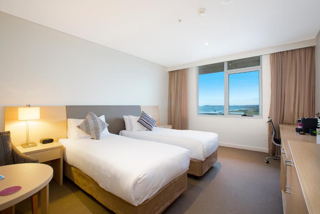 Postel nebo postele na pokoji v ubytování Sage Hotel Wollongong