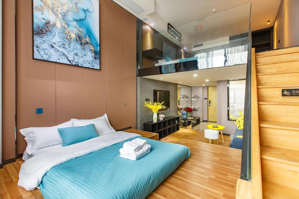 Postel nebo postele na pokoji v ubytování Lavendar Duplex Apartment