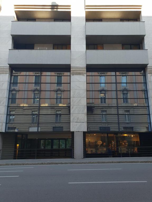wysoki budynek z mnóstwem okien w obiekcie Bergamo City Apartments w Bergamo