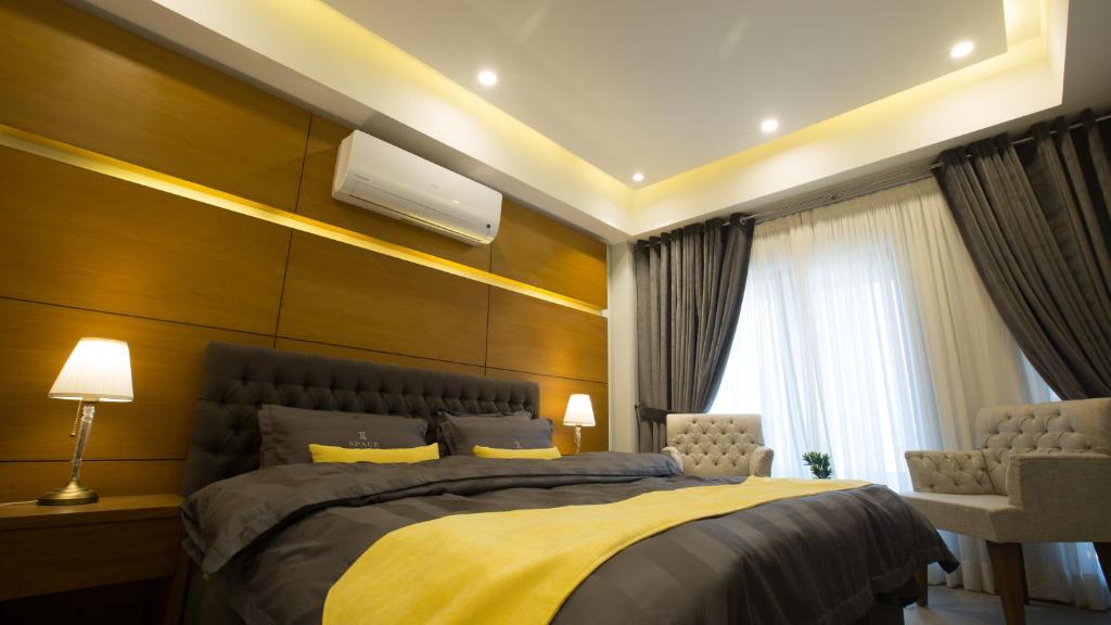 um quarto com uma cama grande e uma janela em SPACE Luxury Rental Suites em Rawalpindi
