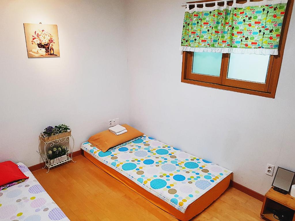 Postel nebo postele na pokoji v ubytování Tongyeong One Guesthouse