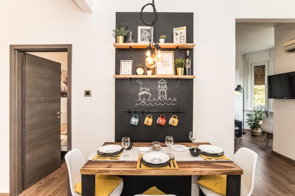 comedor con mesa y sillas en Apartment Mille, en Rijeka