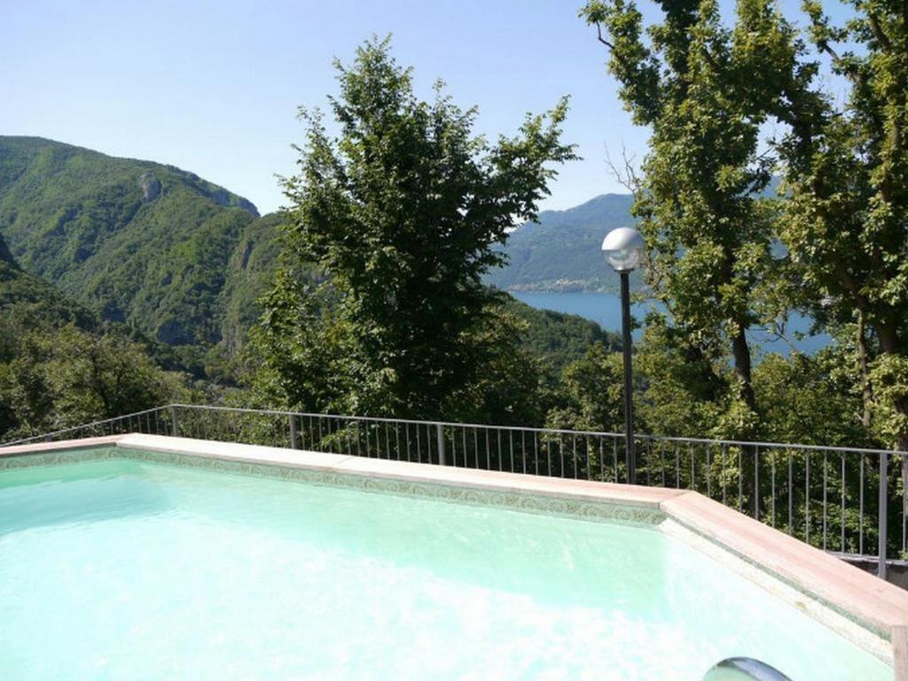 una piscina con vista sulle montagne di Alto Perledo Terrazzo a Perledo