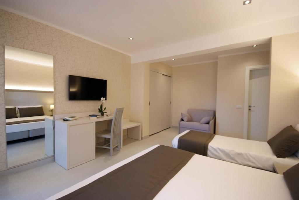Телевизор и/или развлекательный центр в Hotel La Perla Del Golfo