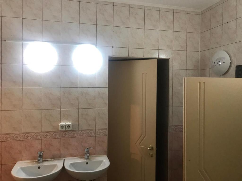 Koupelna v ubytování Адмирал хостел