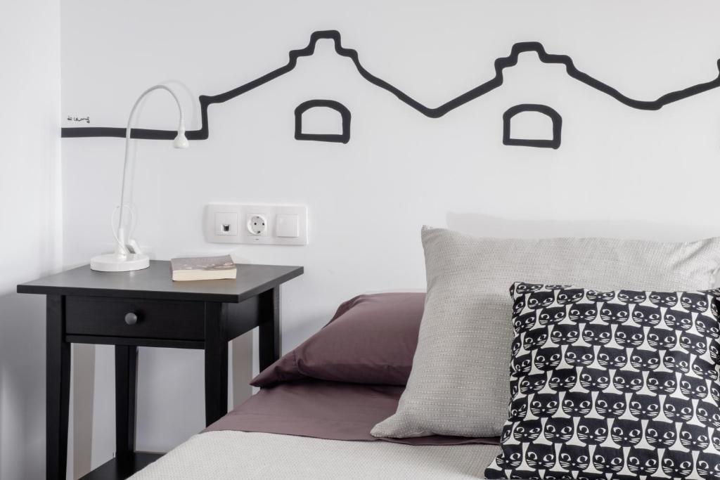 1 dormitorio con 1 cama y 1 mesa con lámpara en Cigarreras Lovely Loft en Alicante