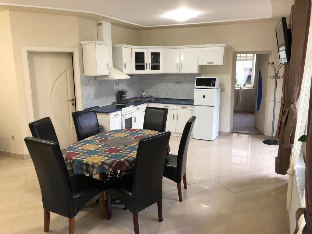 Kuchyňa alebo kuchynka v ubytovaní Vino Apartman