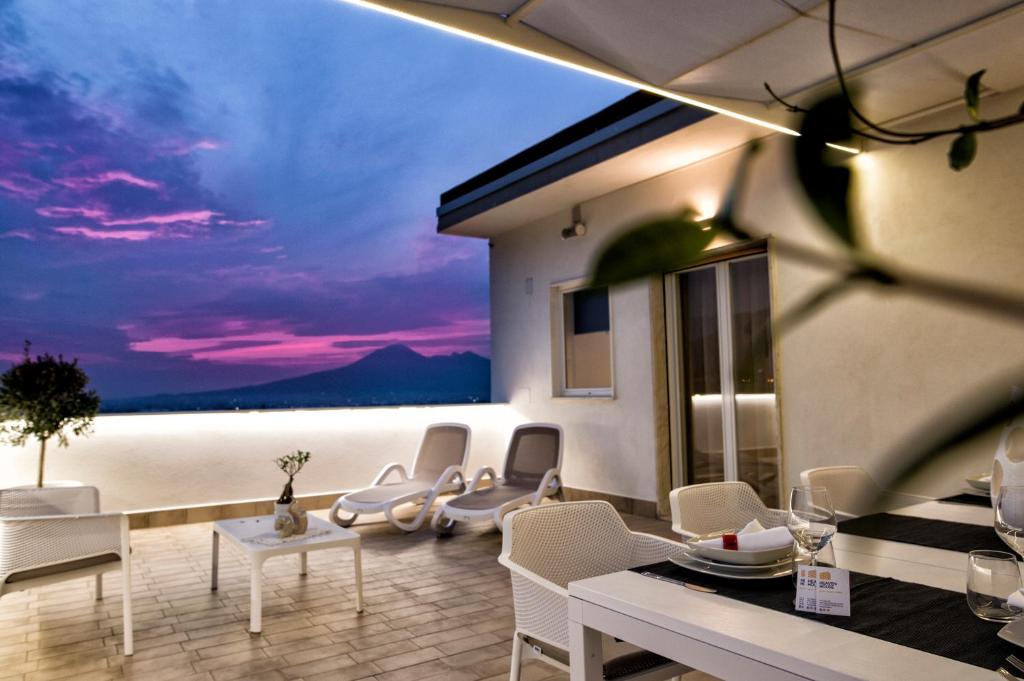 sala de estar con vistas al océano en Heaven House, en Sant'Egidio del Monte Albino