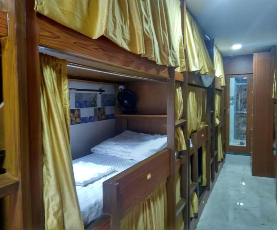 a couple of bunk beds in a room at Ahlan Green Apple Dormitory in Mumbai
