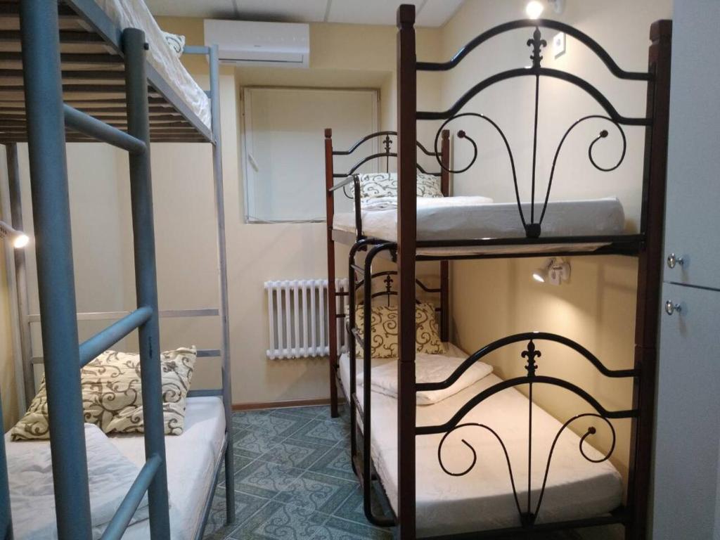 - une chambre avec 2 lits superposés et un escalier dans l'établissement Адмирал хостел, à Odessa