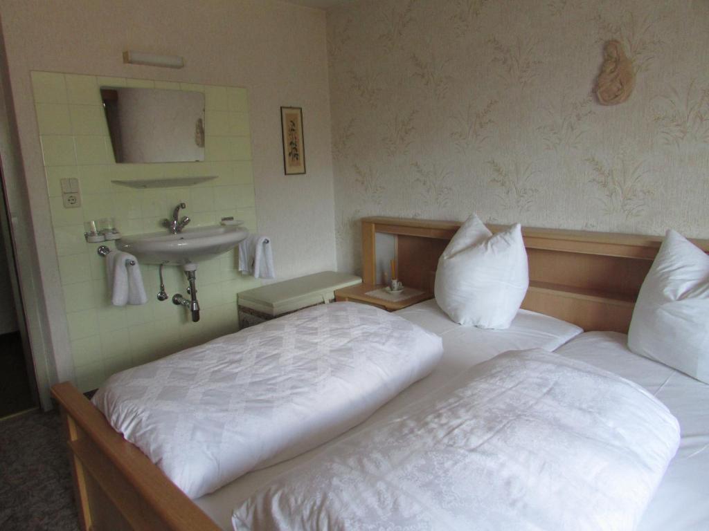 Letto o letti in una camera di Ferienhaus Tschenett