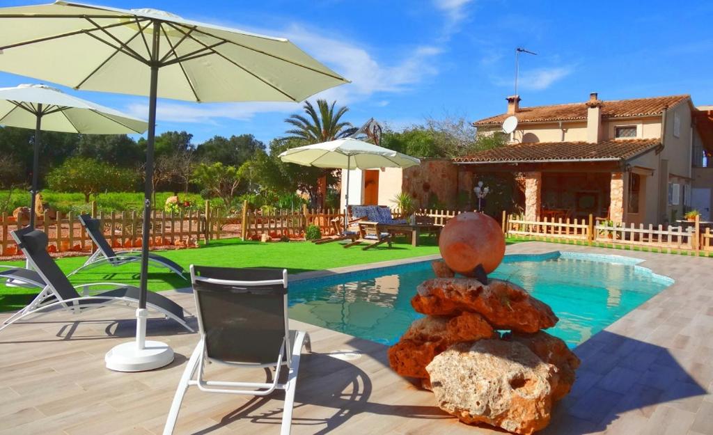 Son Antem في كامبوس: حمام سباحة مع كرسيين ومظلة